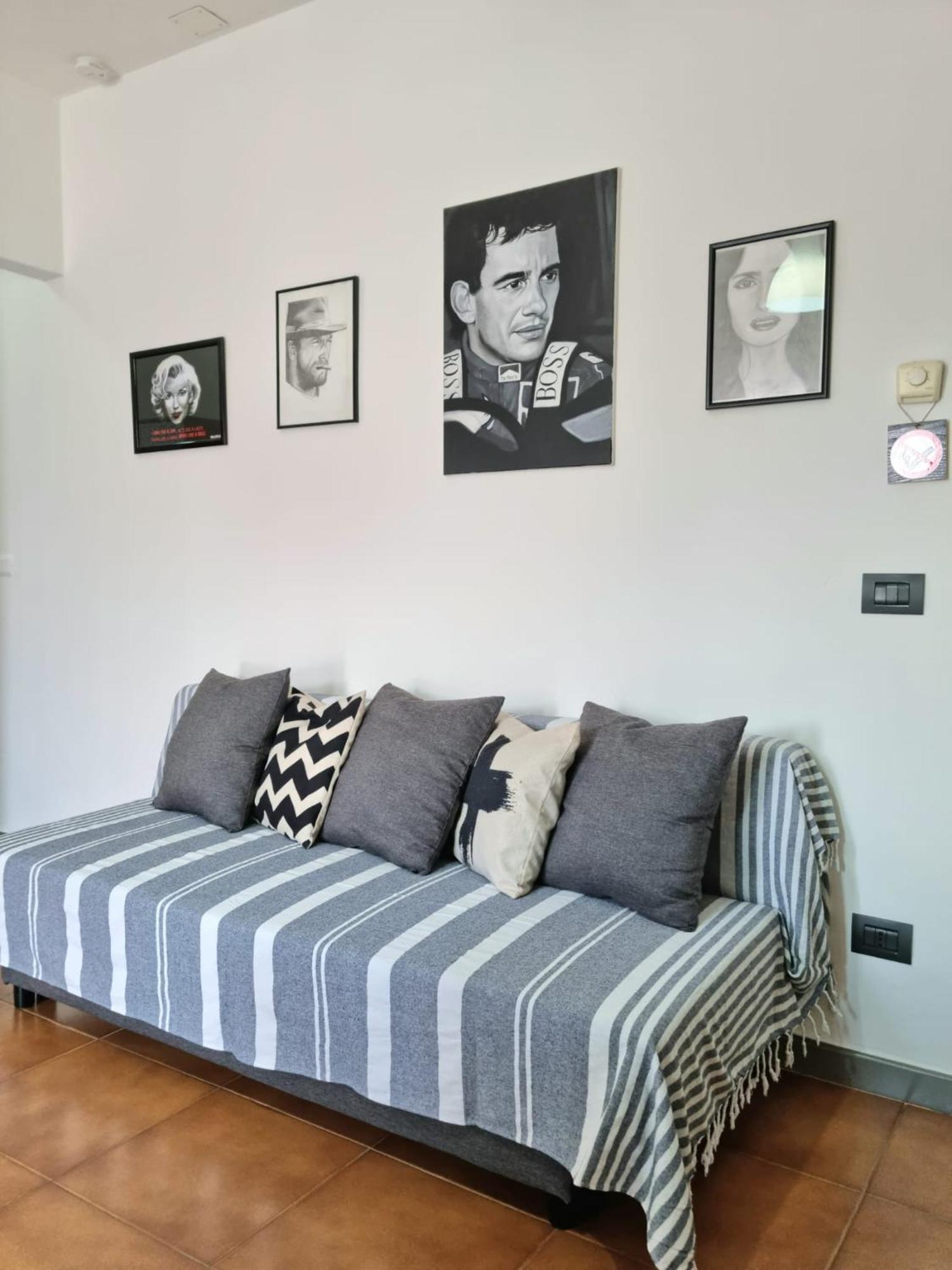 Home Of Fame - Home Gallery With Fully Equipped Kitchen, Separate Entrance, Free Parking 奧爾比亞 外观 照片
